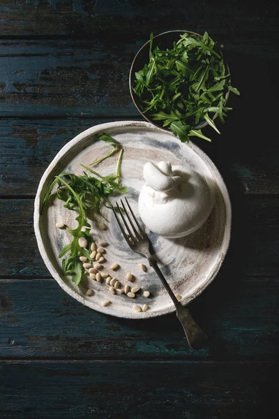 Italienska Burrata Ost Färsk Rucola Sallad Pinjenötter Och Olivolja Vit — Stockfoto