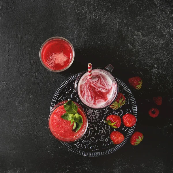 Τρεις Διαφορετικές Κόκκινα Φρούτα Μούρο Καρπούζι Φράουλα Βατόμουρο Ρόδι Κοκτέιλ — Φωτογραφία Αρχείου