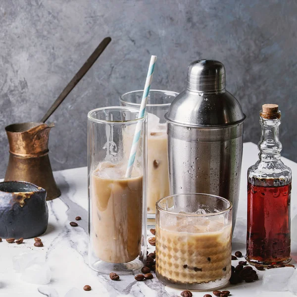 Eiskaffee Cocktail Oder Frappe Mit Eiswürfeln Und Sahne Verschiedenen Gläsern — Stockfoto