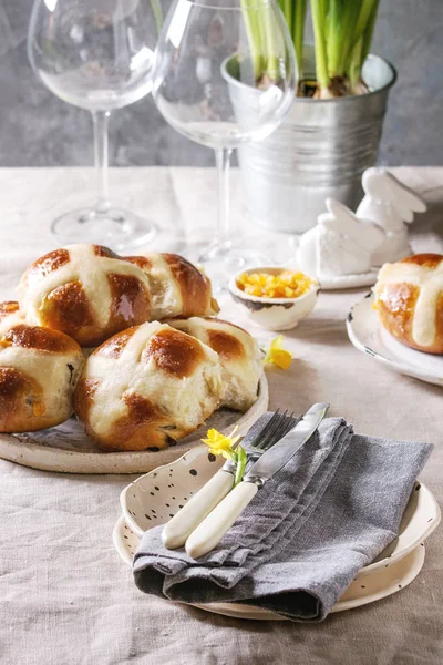 Påsk Dukning Med Platta Med Hot Cross Bullar Narcisser Blommor — Stockfoto