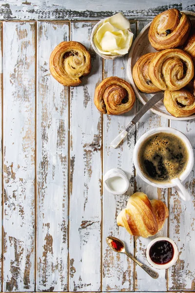 Verschiedene Hausgemachte Blätterteigbrötchen Mit Zimtrollen Und Croissant Serviert Mit Kaffeetasse — Stockfoto