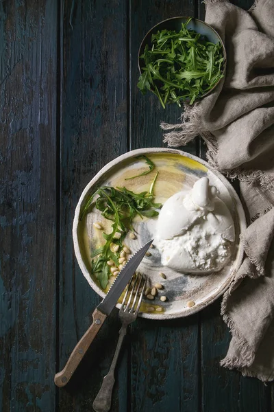 Gesneden Italiaanse Burrata Kaas Verse Rucola Salade Pijnboompitten Olijfolie Witte — Stockfoto