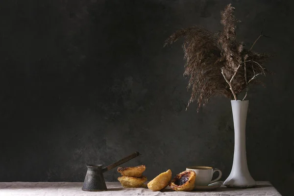 Traditionelle Portugiesische Eierspeise Pasteis Pastel Nata Mit Einer Tasse Schwarzen — Stockfoto