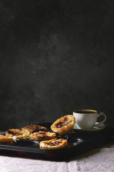 Tradycyjne Portugalskie Jajko Deser Tarta Pasteis Pastel Nata Czarny Blachę — Zdjęcie stockowe