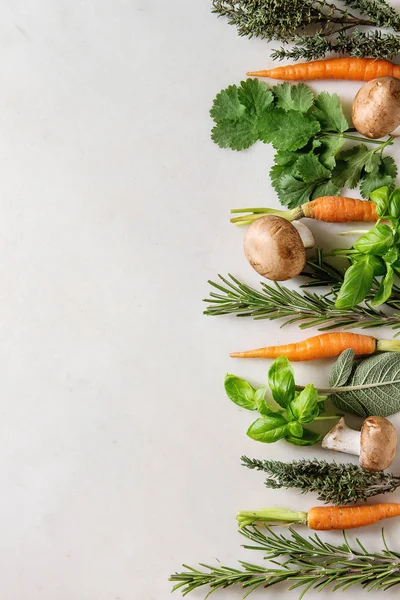 Різноманітність Свіжих Кухонних Трав Міні Морквою Грибами Чемпіонами Ряд Білому — стокове фото