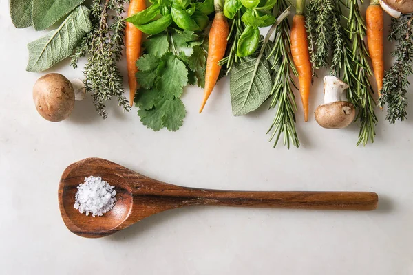 Vielfalt Frischen Küchenkräutern Mit Mini Karotten Und Champignon Pilzen Reihe — Stockfoto