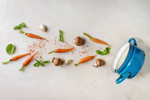 Herbal Kemangi Segar Dengan Wortel Mini Garam Dan Jamur Champignon — Stok Foto