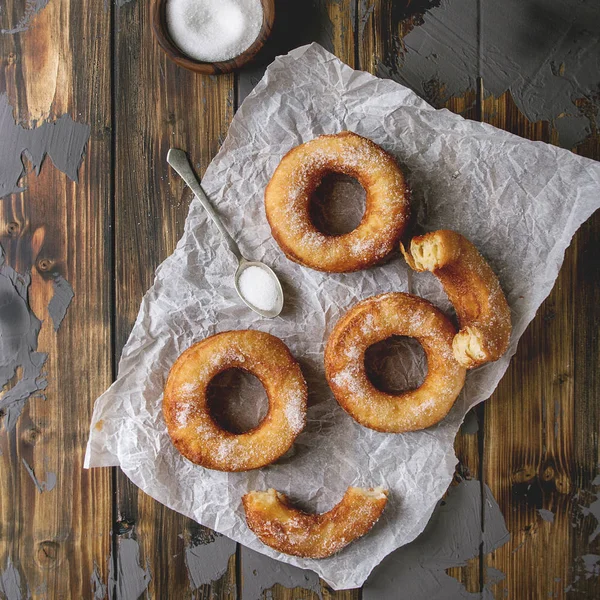 Hemgjord Smördeg Djupa Stekt Munkar Eller Cronuts Stacken Med Socker — Stockfoto