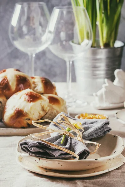 Ajuste Mesa Pascua Con Plato Bollos Cruz Caliente Flores Narcisas — Foto de Stock