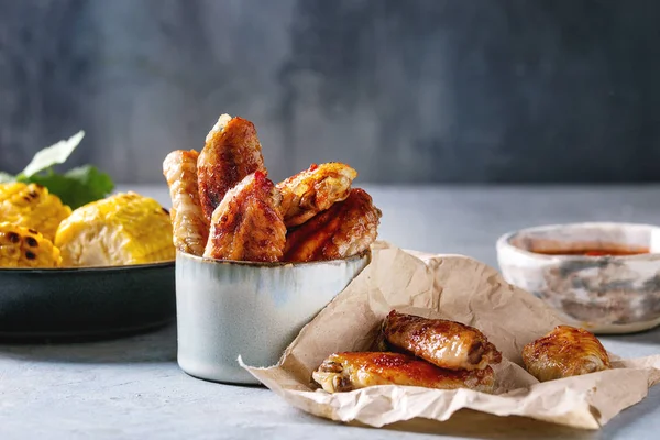 Bbq Würzige Chicken Wings Serviert Keramik Schüssel Und Auf Papier — Stockfoto