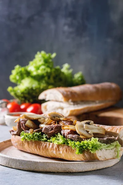 Panino Baguette Manzo Con Funghi Champignon Insalata Verde Cipolla Fritta — Foto Stock