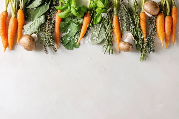 Variedade Ervas Frescas Cozinha Com Mini Cenouras Cogumelos Champignon Fileira — Fotografia de Stock