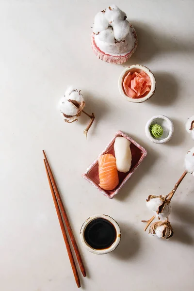 Суши Набор Нигири Лосося Бабочки Розовой Керамической Посуды Палочки Еды — стоковое фото