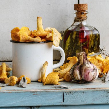 Çiğ çiğ Chanterelles mantar