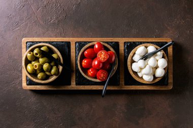 Mozzarella peyniri domates zeytin meze