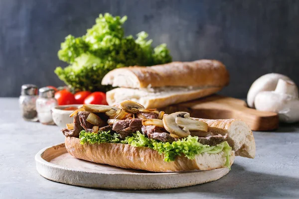 Sanduíche de baguete de carne — Fotografia de Stock