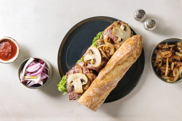 Sanduíche de baguete de carne — Fotografia de Stock