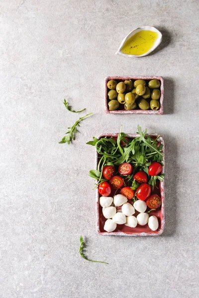 Mozzarella tomates aceitunas antipasto — Foto de Stock