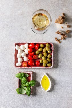 Mozzarella peyniri domates zeytin meze