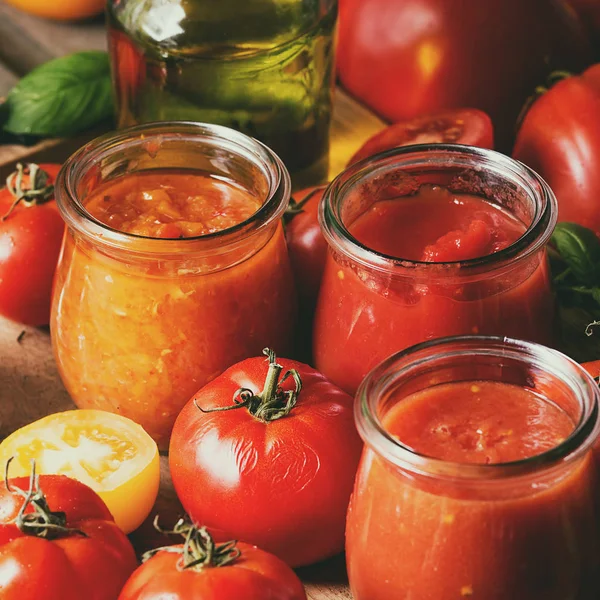 Многообразие томатных соусов — стоковое фото