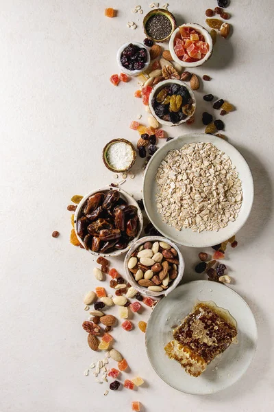 Разнообразие сухофруктов и орехов — стоковое фото