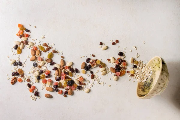 Разнообразие сухофруктов и орехов — стоковое фото