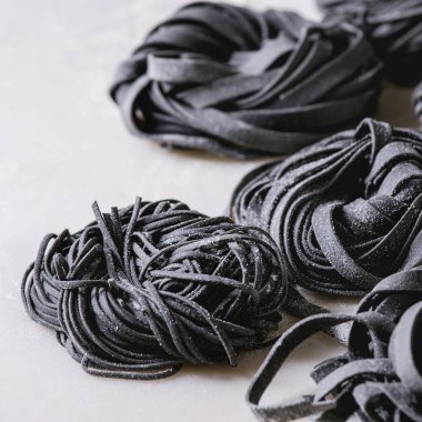 Taze çiğ siyah makarna