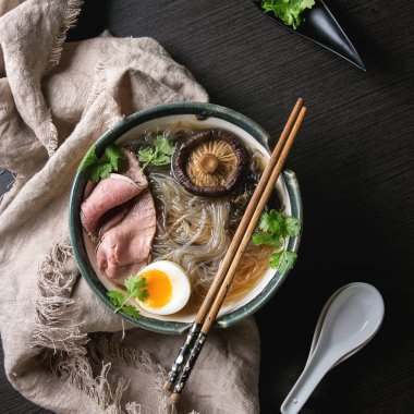 Japon şehriye çorbası