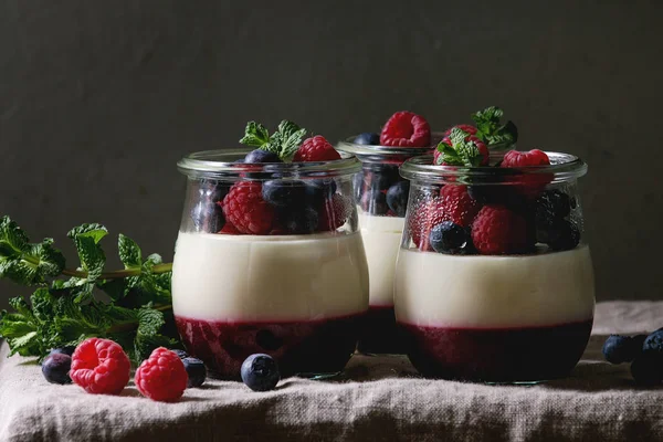 Panna cotta çilek ile — Stok fotoğraf