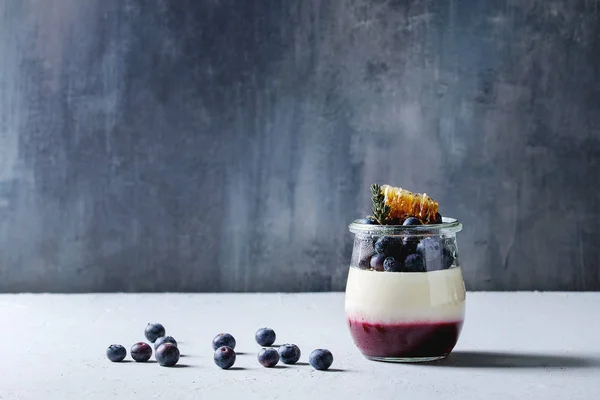 Panna cotta con bayas —  Fotos de Stock