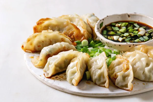 Potstickers Podaj pierogi — Zdjęcie stockowe