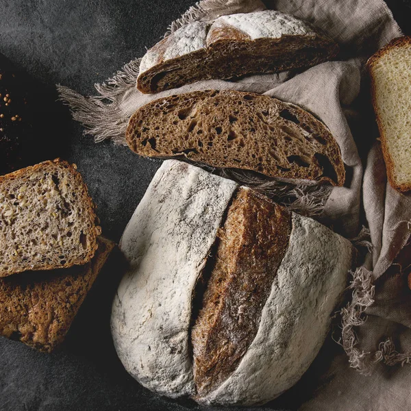 Różnorodność świeżego wypiekanej chleba — Zdjęcie stockowe