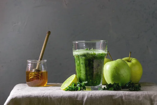 Green spinach apple smoothie — Stock Photo, Image