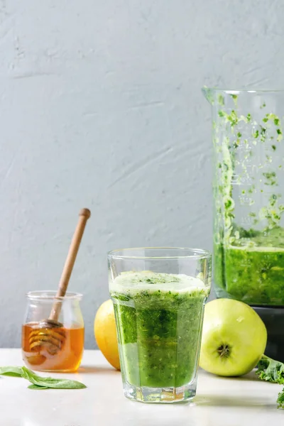 Grön spenat äppelsmoothie — Stockfoto