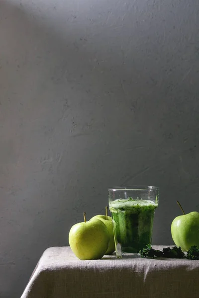 Groene spinazie appel smoothie — Stockfoto