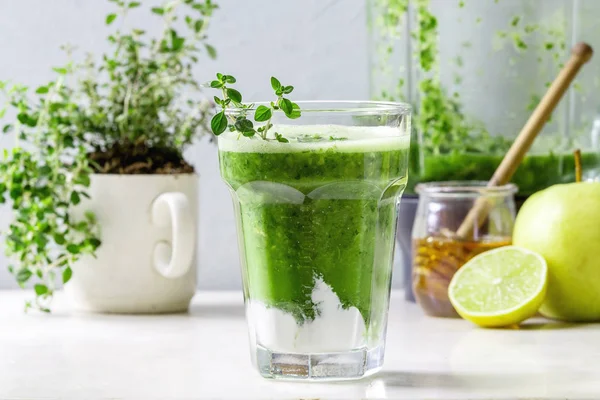 Groene spinazie appel smoothie — Stockfoto