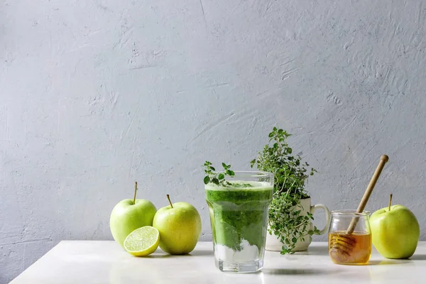 Green spinach apple smoothie — Stock Photo, Image