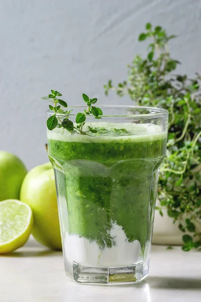 Groene spinazie appel smoothie — Stockfoto