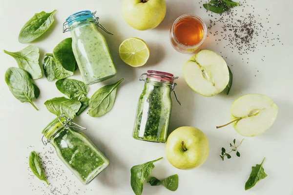 Grön spenat äppelsmoothie — Stockfoto