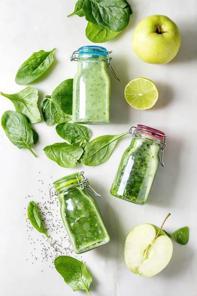 Зеленый яблочный коктейль из шпината — стоковое фото