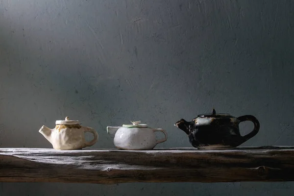Керамические чайники — стоковое фото