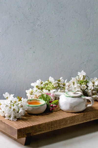 Tee in Keramik Teekanne — Stockfoto