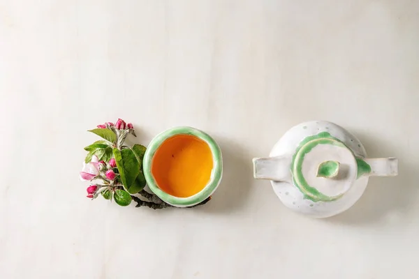 Čaj v keramickém čajovém hrnci — Stock fotografie