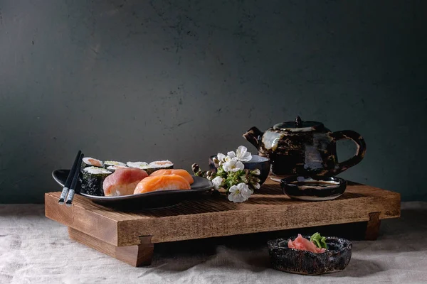 Sushi-Set Nigiri und Sushi-Rollen — Stockfoto