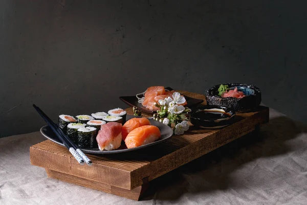 Ορισμός νίγκιρι και σούσι ρολά σούσι — Φωτογραφία Αρχείου