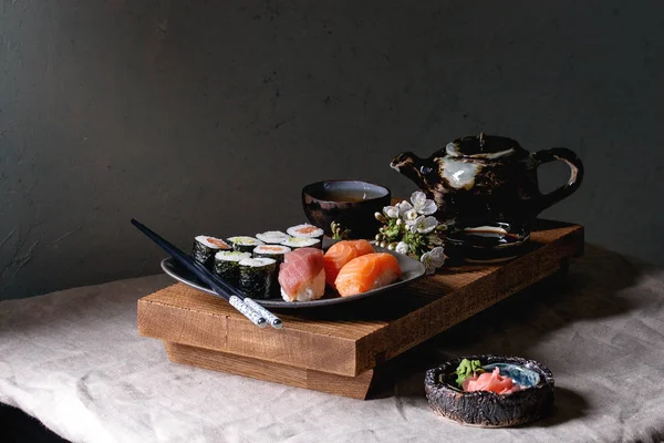 Set de sushi nigiri y rollos de sushi — Foto de Stock