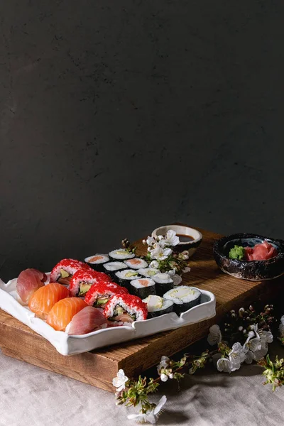 Ensemble de sushis nigiri et rouleaux de sushi — Photo