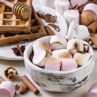 Sıcak çikolata hatmi ile