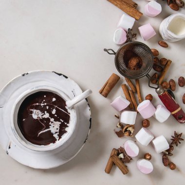 Sıcak çikolata hatmi ile