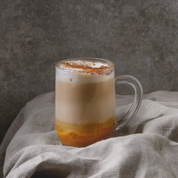 Copo de latte de especiarias de abóbora — Fotografia de Stock